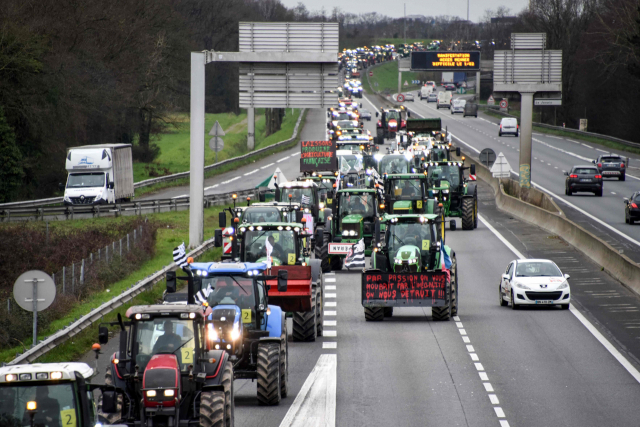 서부 프랑스의 한 도로 위를 농민들이 트랙터를 타고 달리고 있다./ AFP 연합뉴스