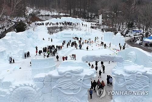 3일 강원 태백시 태백산국립공원 당골광장 일원에서 열린 제31회 태백산 눈축제에서 많은 관광객 및 시민들이 겨울 추억을 만들고 있다. 사진=연합뉴스