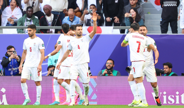 이란 선수들이 3일 아시안컵 8강전에서 일본을 상대로 동점골을 넣은 뒤 함께 기뻐하고 있다. 연합뉴스