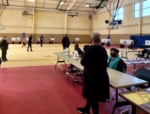 3일(현지시간) 민주당 첫 경선이 시작된 사우스캐롤라이나 컬럼비아의 한 투표소에 흑인 여성이 들어서고 있다./윤홍우기자