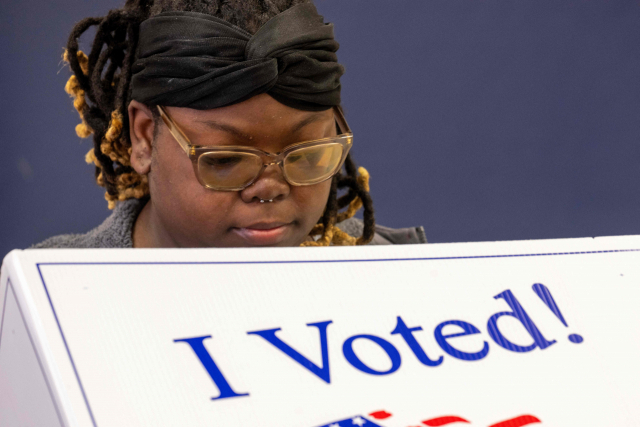 3일(현지시간) 사우스캐롤라이나주 래드슨에서 열린 민주당 프라이머리에서 한 흑인 여성이 투표를 하고 있다./AFP연합뉴
