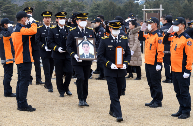 3일 오후 대전 유성구 국립대전현충원에서 경북 문경 화재 현장에서 순직한 박수훈(35) 소방교의 영현이 봉송되고 있다.연합뉴스