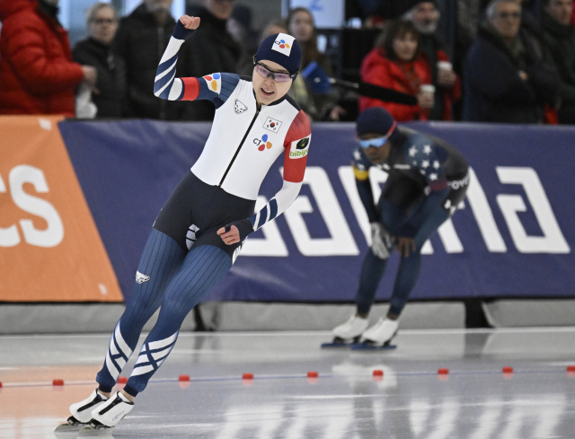 김민선이 4일(한국 시간) 월드컵 6차 대회 500m 1차 레이스에서 결승선을 통과한 뒤 우승을 자축하고 있다. AP연합뉴스