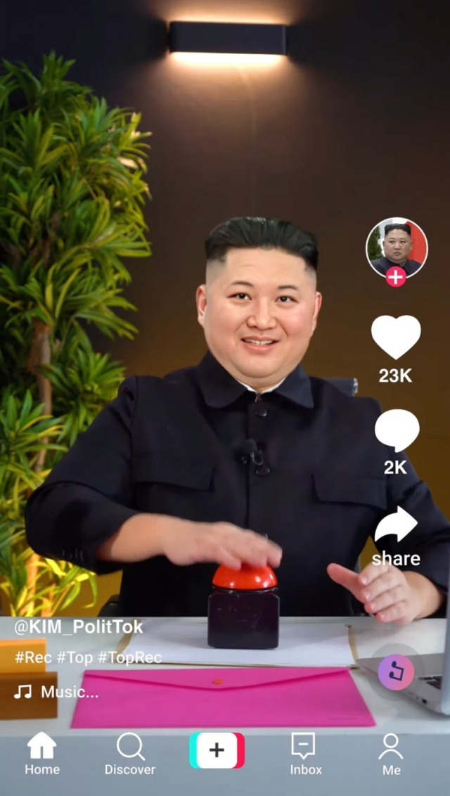지난달 31일 유튜브 채널 ‘빅빅폴리틱’에 올라온 영상에서 김정은 북한 국무위원장이 ‘핵 단추’가 연상되는 빨간 버튼을 누르고 있다. 빅빅폴리틱 캡처