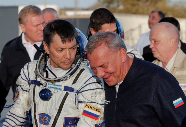 누적 우주 체류시간 세계 기록을 쓴 러시아 우주비행사 올렉 코노넨코(앞줄 왼쪽)가 유리 보리소프 러시아 연방우주공사 대표와 대화하고 있다. 로이터연합뉴스