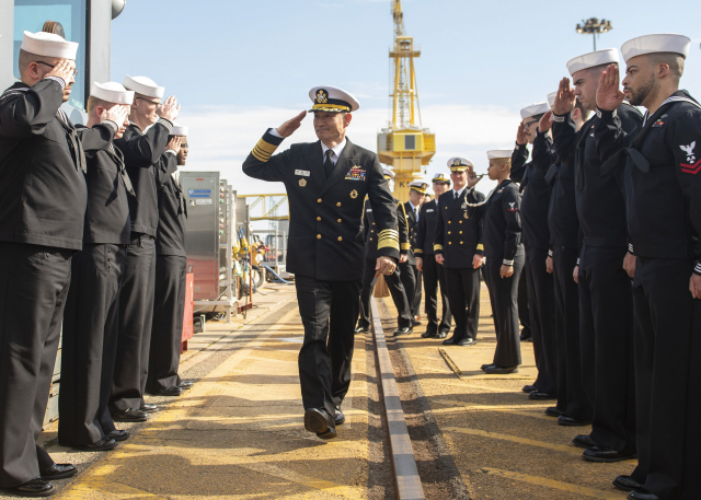2일(현지시간) 양용모 해군참모총장이 미 전략핵잠수함 알래스카함(USS Alaska, SSBN-732) 승조원들의 경례를 받으며 승함하고 있다. 사진제공=해군