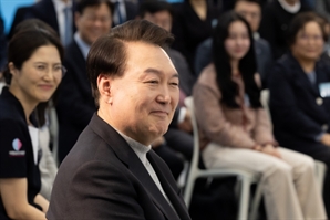 尹, KBS와 신년 대담 녹화…설 인사는 용산 참모들과 '합창'