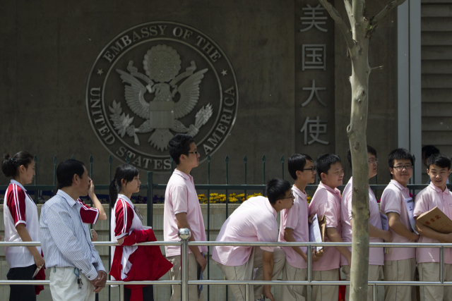 중국 베이징에 위치한 주중미국대사관 앞에 학생들이 비자 인터뷰를 기다리며 줄지어 서 있다. AP연합뉴스