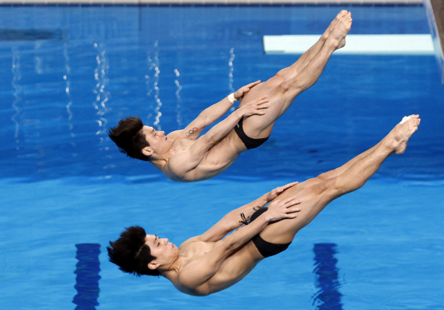 이재경(아래)과 김영택이 4일 2024 세계수영선수권 다이빙 남자 싱크로 3ｍ 스프링보드 결승에서 연기를 펼치고 있다. EPA연합뉴스