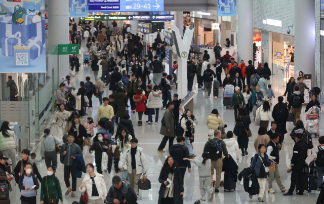 크리스마스 연휴가 시작된 22일 오전 인천국제공항 1터미널 면세점 구역이 여행객들로 북적이고 있다. 영종도=권욱 기자