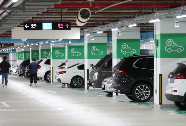 서울 강남구의 한 빌딩 주차장의 전기차 충전소에 차량들이 충전을 하기 위해 주차돼 있다. 연합뉴스