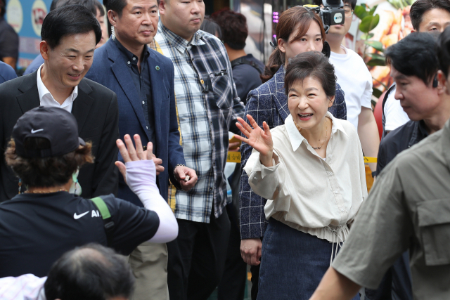 박근혜 전 대통령이 지난해 9월 25일 대구 달성군 현풍시장을 찾아 시민들과 인사하고 있다. 연합뉴스