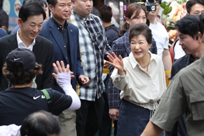 '선거의 여왕' 박근혜 오늘 북콘서트…탄핵 후 첫 간담회