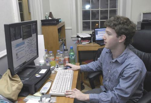 대학 2학년 재학 당시 하버드 대학교 커클랜드 하우스 기숙사에서 페이스북을 운영 중인 마크 저커버그의 모습. 저커버그는 1년 후 대학을 자퇴한다. 사진제공=하버드크림슨.