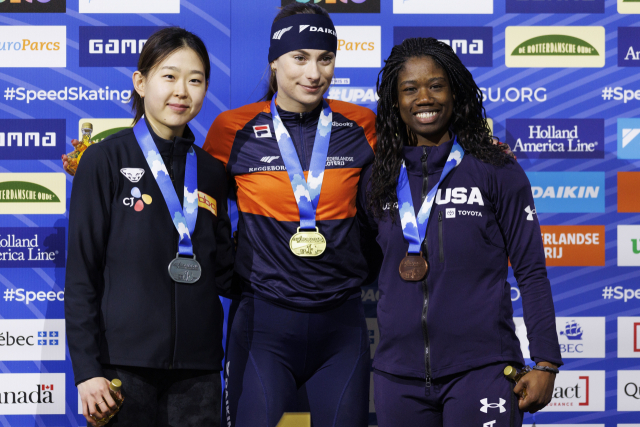 김민선(왼쪽)이 5일 스피드스케이팅 월드컵 6차 대회 여자 500m 디비전A 2차 레이스에서 은메달을 획득한 뒤 시상대에서 기념사진 촬영을 하고 있다. EPA연합뉴스