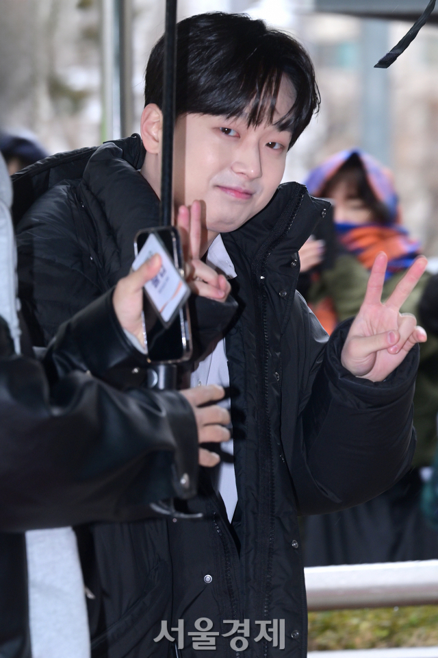 가수 이찬원이 5일 오후 서울 영등포구 KBS 신관에서 진행된 KBS2 예능프로그램 ‘불후의 명곡’ 리허설을 위해 사옥으로 들어서고 있다. 김규빈 기자