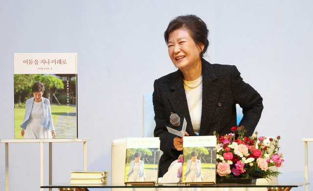 박근혜 전 대통령이 5일 대구의 한 호텔에서 열린 회고록 출간 기념 북콘서트 행사에서 웃고 있다. 대구=연합뉴스