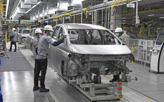 현대차 인도 첸나이 공장의 직원이 차량을 조립하고 있다. 사진제공=현대차