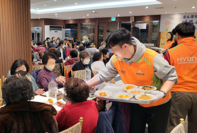 현대건설 임직원들이 1일 서울 종로구 기독교연합회관에서 열린 경로 행사에서 자원봉사자로 참여해 배식을 하고 있다. 사진 제공=현대건설