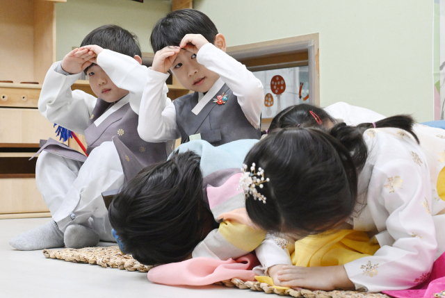 [포토뉴스]'새해 복 많이 받으세요' 귀한 어린이들의 귀여운 세배