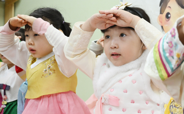 [포토뉴스]'새해 복 많이 받으세요' 귀한 어린이들의 귀여운 세배