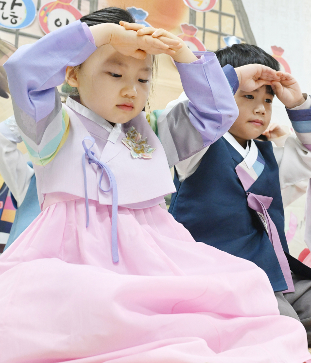 [포토뉴스]'새해 복 많이 받으세요' 귀한 어린이들의 귀여운 세배