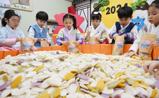 민족대명절 설을 닷새 앞둔 5일 설빔을 곱게 차려입은 서울 송파구 삼전초록어린이집 어린이들이 어린이집에서 고사리손으로 오색빛깔 떡을 나눠 담고 있다. 오승현 기자 2024.02.05