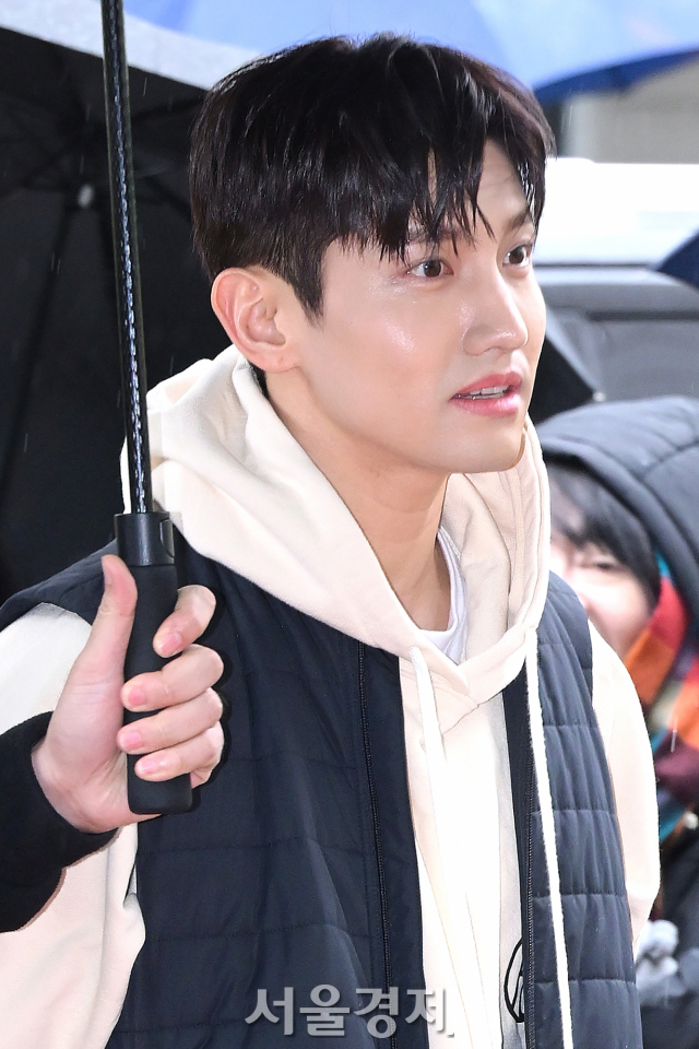 그룹 동방신기(TVXQ!) 최강창민이 5일 오후 서울 영등포구 KBS 신관에서 진행된 KBS2 예능프로그램 ‘불후의 명곡’ 리허설에 앞서 포토타임을 갖고 있다. 김규빈 기자