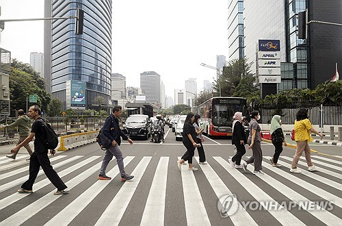 인도네시아 수도 자카르타에서 사람들이 횡단보도를 건너고 있다. 사진=EPA 연합뉴스 자료