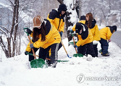 강원 속초지역에 많은 눈이 내린 가운데 2일 공무원들이 제설작업을 벌이고 있다. 연합뉴스