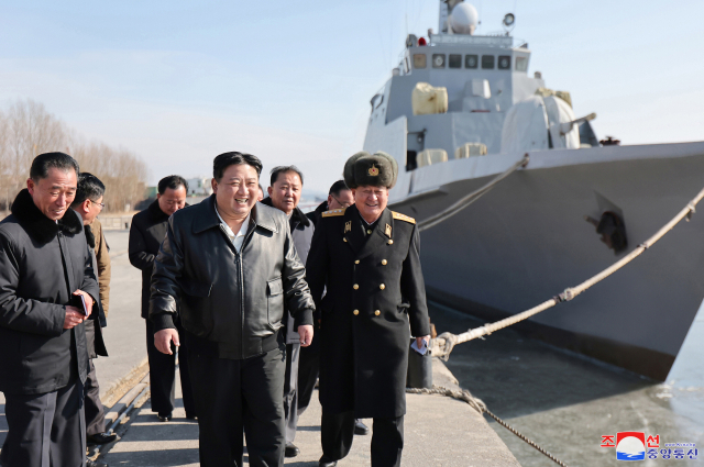 김정은 북한 국무위원장이 남포조선소를 방문해 군함 건조 실태를 살펴봤다고 조선중앙통신이 지난 2일 보도했다. 연합뉴스