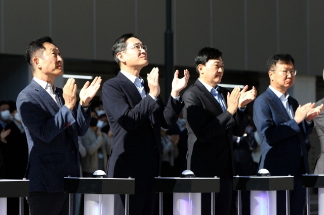 이재용(왼쪽 두 번째) 삼성전자 회장이 인천 송도에서 열린 삼성바이오로직스 제4공장 준공식에 참석해 박수를 치고 있다. 사진 제공=삼성전자
