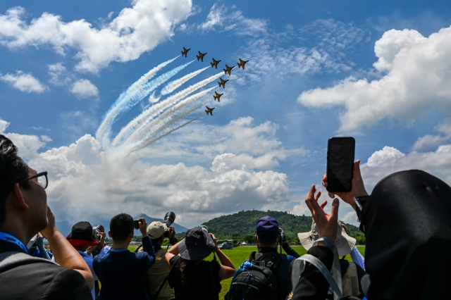 공군 특수비행팀 블랙이글스가 지난해 5월 ‘말레이시아 LIMA ’23 국제에어쇼‘의 본행사 개막식에서 에어쇼를 펼치며 리마 에어쇼의 시작을 알렸다. 사진 제공=공군