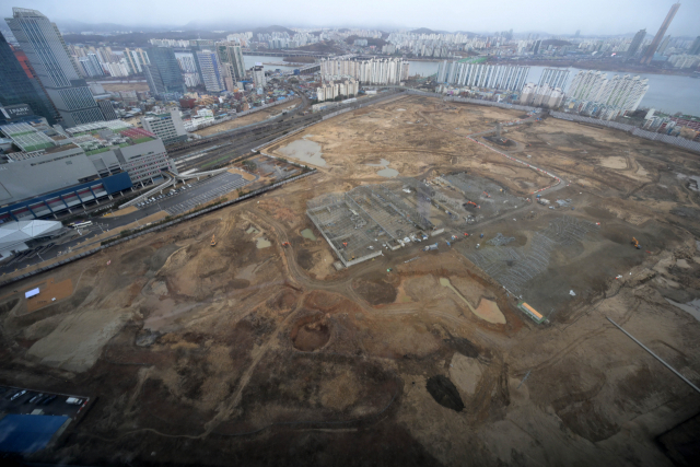 서울시가 5일 용산국제업무지구에 100층 랜드마크 등의 건설 등의 내용을 담은 '용산국제업무지구 개발계획(안)'을 발표한 뒤 인근 아파트에 대한 관심이 급증하고 있다. 사진은 서울 용산정비창 부지의 모습./성형주기자