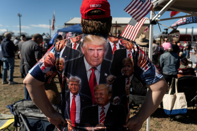 3일(현지시간) 미국 텍사스주에서 열린 '국경을 되찾자' 집회에서 트럼프 티셔츠를 입고 이민자를 반대하는 목소리를 내고 있다./로이터 연합뉴스