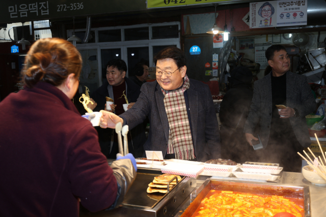 박성효 소진공 이사장이 6일 대전 문창전통시장에서 설맞이 장보기 행사를 하고 있다. 사진 제공=소진공