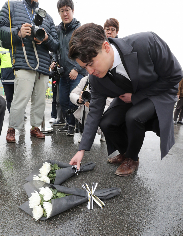 오영환 더불어민주당 의원이 2월 1일 경북 문경 육가공공장 화재 현장을 둘러본 뒤 헌화하고 있다. 문경=연합뉴스