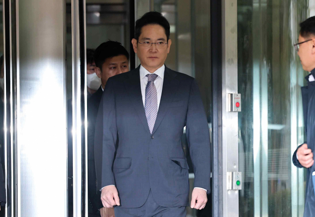 이재용 삼성전자 회장이 지난 5일 서울중앙지법에서 열린 1심 선고 공판에서 무죄 판결을 받은 뒤 법원을 나서고 있다. 연합뉴스