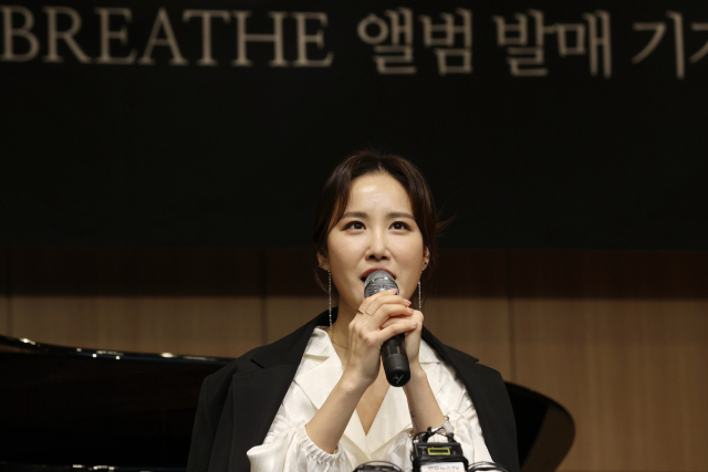 클래식 레이블 도이치 그라모폰에서 두 번째 앨범 '숨'(BREATHE)을 발표한 소프라노 박혜상이 기자간담회에서 질문에 답하고 있다. 연합뉴스