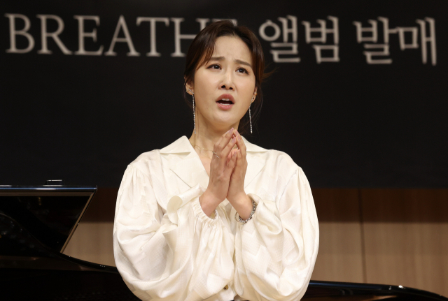 클래식 레이블 도이치 그라모폰에서 두 번째 앨범 '숨'(BREATHE)을 발표한 소프라노 박혜상이 서울 서초구 코스모스홀에서 열린 기자간담회에서 수록곡을 시연하고 있다. 연합뉴스