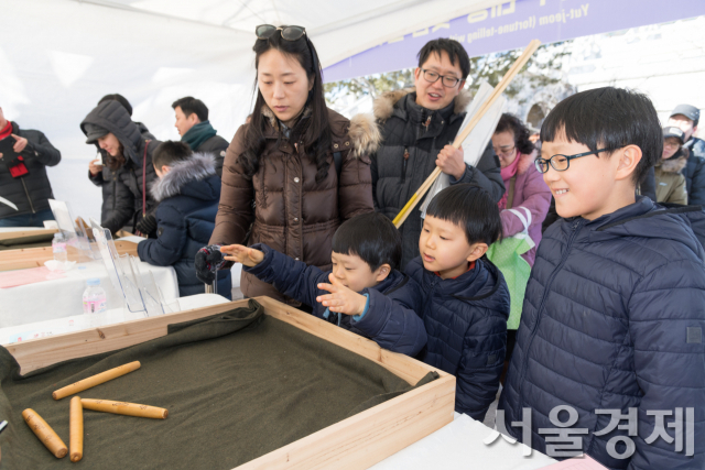 국립민속박물관 앞 광장에서 관람객들이 윷점치기 놀이를 하고 있다. 사진 제공=국립민속박물관