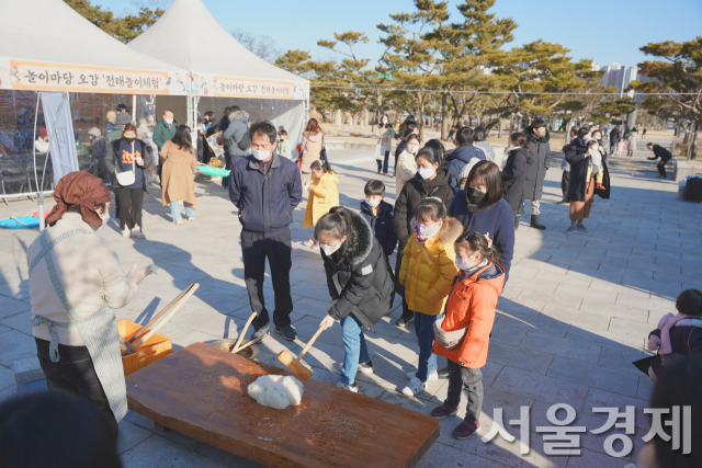 국립전주박물관 앞 광장에서 관람객들이 떡 만들기 행사에 참여하고 있다. 사진 제공=국립전주박물관