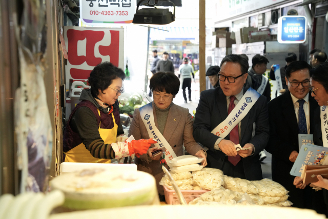 현장 소통 나선 고은정 경기도의원(가운데)과 시석중 경기신보 이사장. 사진 제공=경기도의회