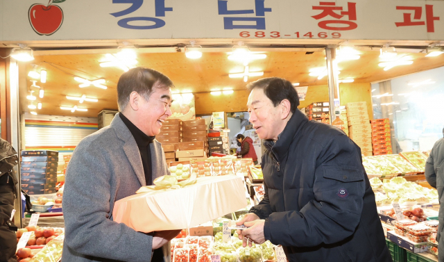 경기도의회 염종현 의장이 설 명절을 앞둔 6일 ‘찾아가는 현장 도의회’ 활동의 일환으로 부천시 원미구 강남시장을 찾고 있다. 사진 제공 = 경기도의회