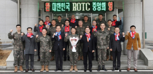 노행식 대한민국ROTC중앙회장(첫줄 여섯 번째)을 비롯한 ROTC중앙회 임원단은 6일 육군 수도군단을 방문해 박정택 군단장(첫줄 다섯 번째)을 비롯한 주요 직위자들과 국가안보 수호를 위한 파이팅을 외치며 기념사진을 촬영하고 있다. 사진=대한민국ROTC중앙회