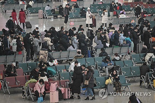 6일 중국의 한 철도역에 몰린 인파. AFP·연합뉴스