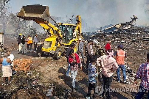 6일(현지시간) 인도 중부 마디아프라데시주 하르다 지역의 한 폭죽 공장에서 폭발 사고가 발생해 인근 주민들이 모여 있다. AFP·연합뉴스