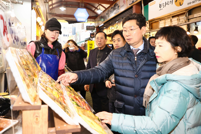 이상일 용인시장이 부인 김미영씨와 용인중앙시장을 찾아 장보기를 하고 있다. 사진 제공 = 용인시