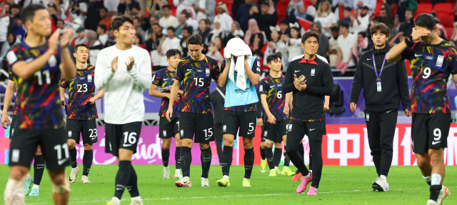 한국 축구 대표팀 선수들이 6일 아시안컵 4강전에서 요르단에 패한 뒤 아쉬워하며 경기장을 나서고 있다. 연합뉴스