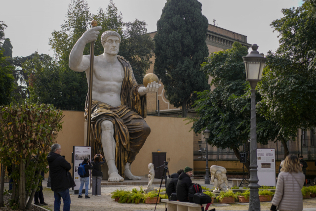 6일(현지시간) 이탈리아 로마 카피톨리니 박물관 앞에서 공개된 콘스탄티누스 대제 동상 복제품. AP·연합뉴스